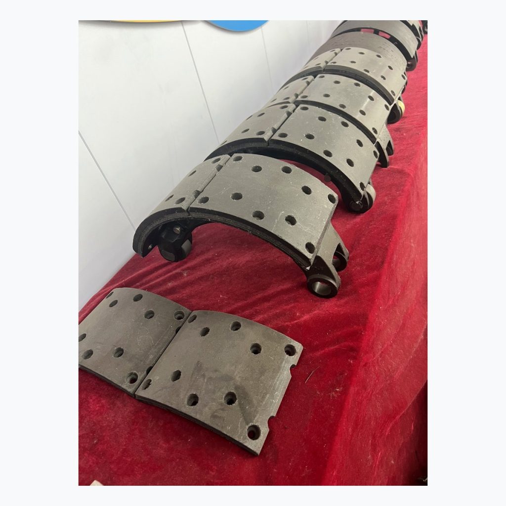 Complete brake lining and shoe set arranged for product review